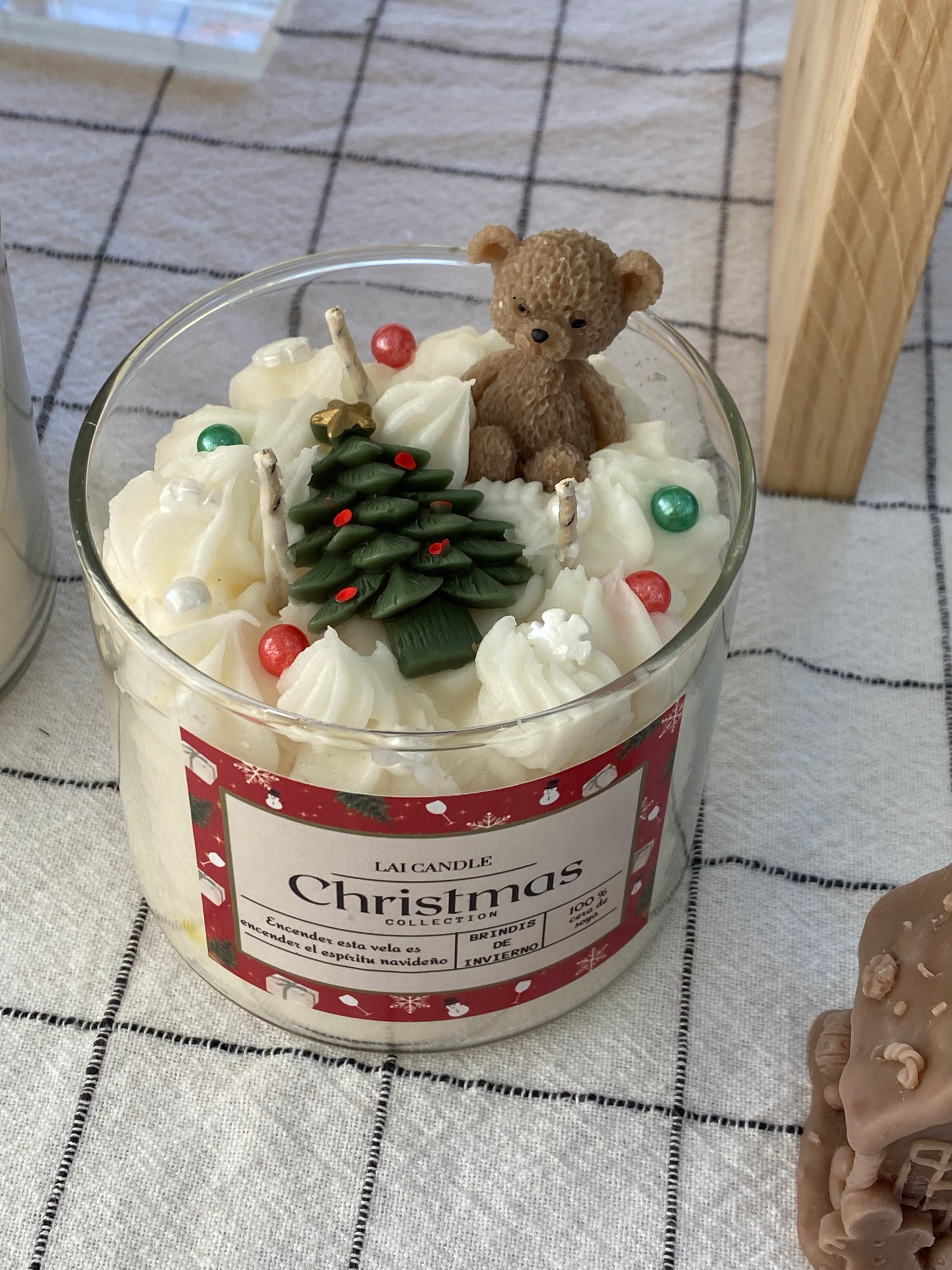 Velas navideñas en recipiente- magia y aroma de temporada